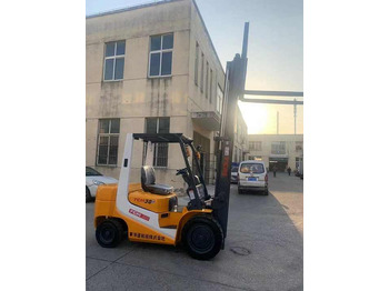 Chariot élévateur diesel Good Working Condition TCM Used FD30 Forklift diesel cheap used forklift 3 ton forklift for sale: photos 5