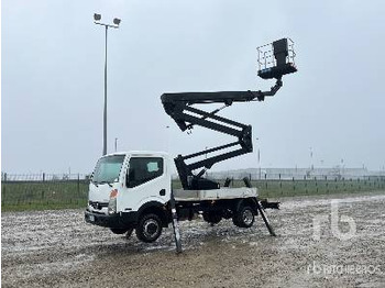 Camion avec nacelle NISSAN