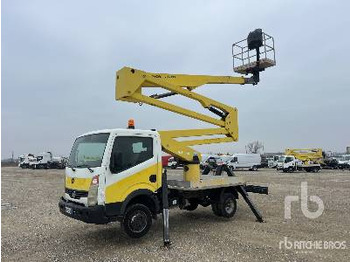 Camion avec nacelle NISSAN