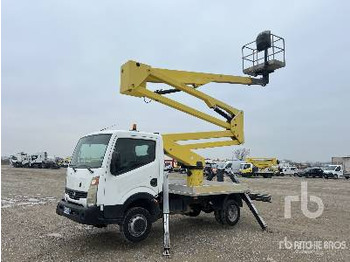 Camion avec nacelle NISSAN