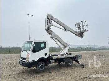 Camion avec nacelle NISSAN