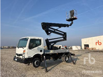 Camion avec nacelle NISSAN