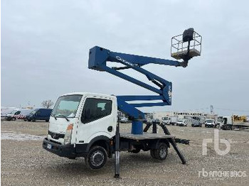 Camion avec nacelle NISSAN