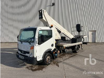 Camion avec nacelle NISSAN