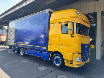 Camion à rideaux coulissants DAF XF 530