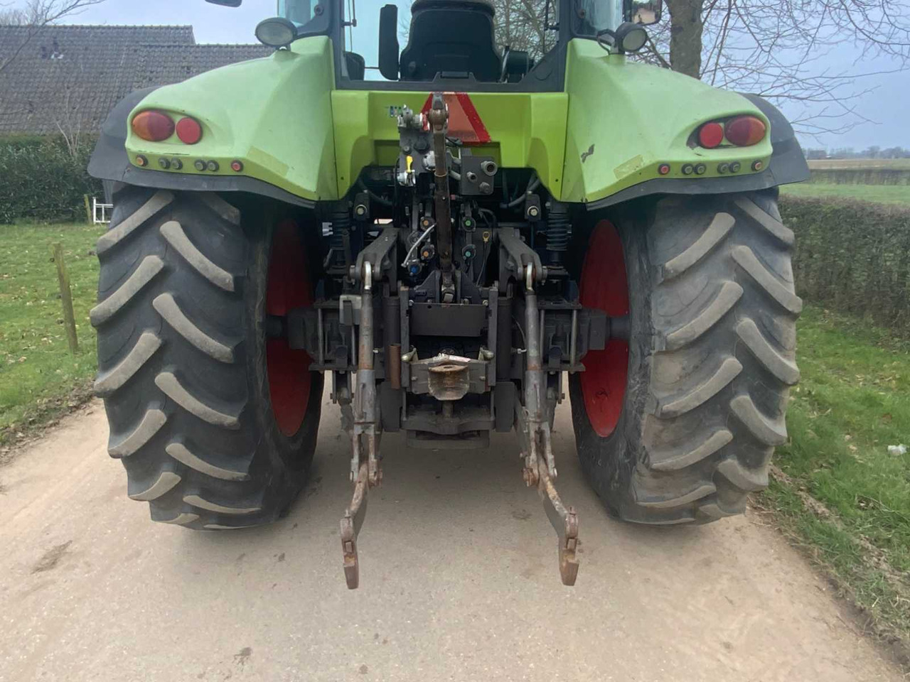 Tracteur agricole Claas Arion 640: photos 10