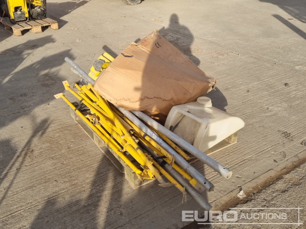 Matériel de chantier Pallet of Lighting Tri Pods, Road SawWater Bottles: photos 7